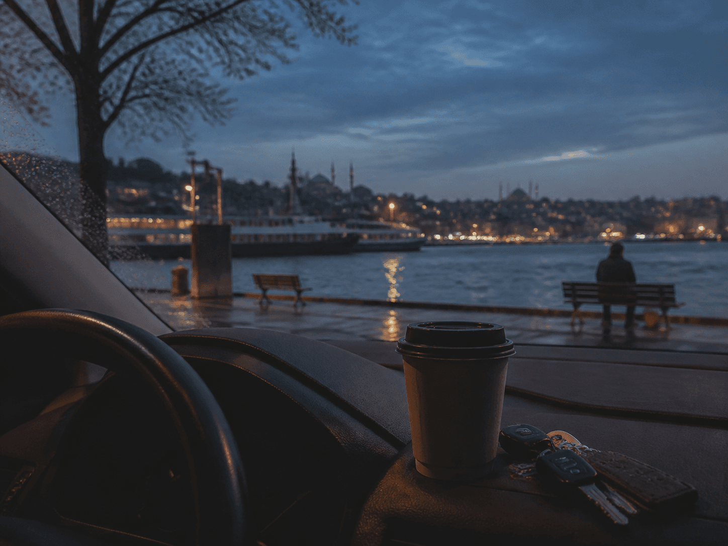 Yağmurlu bir İstanbul akşamında otomobil içinden şehir manzarası